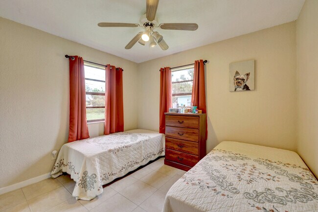 Building Photo - 141 SE Serenata Ct