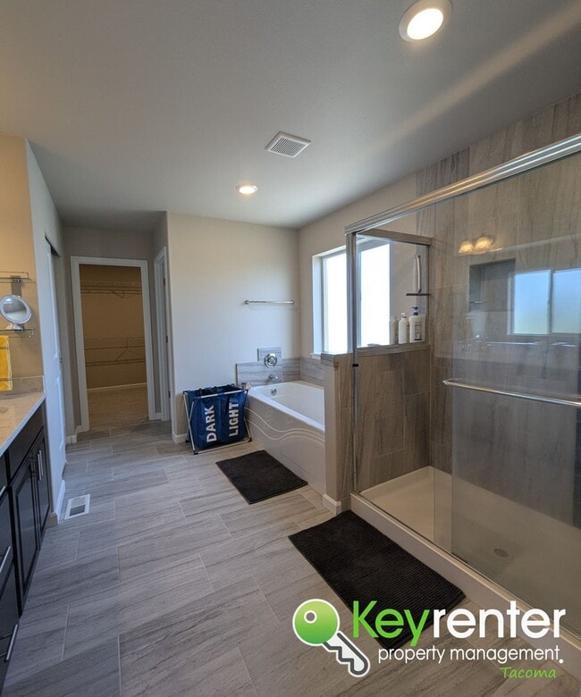 Building Photo - Spacious Northeast Tacoma 3 Bedroom Home for Rent Near Browns Point