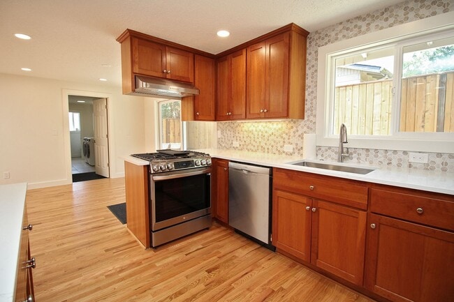 Building Photo - 14155 SW Red Haven Dr