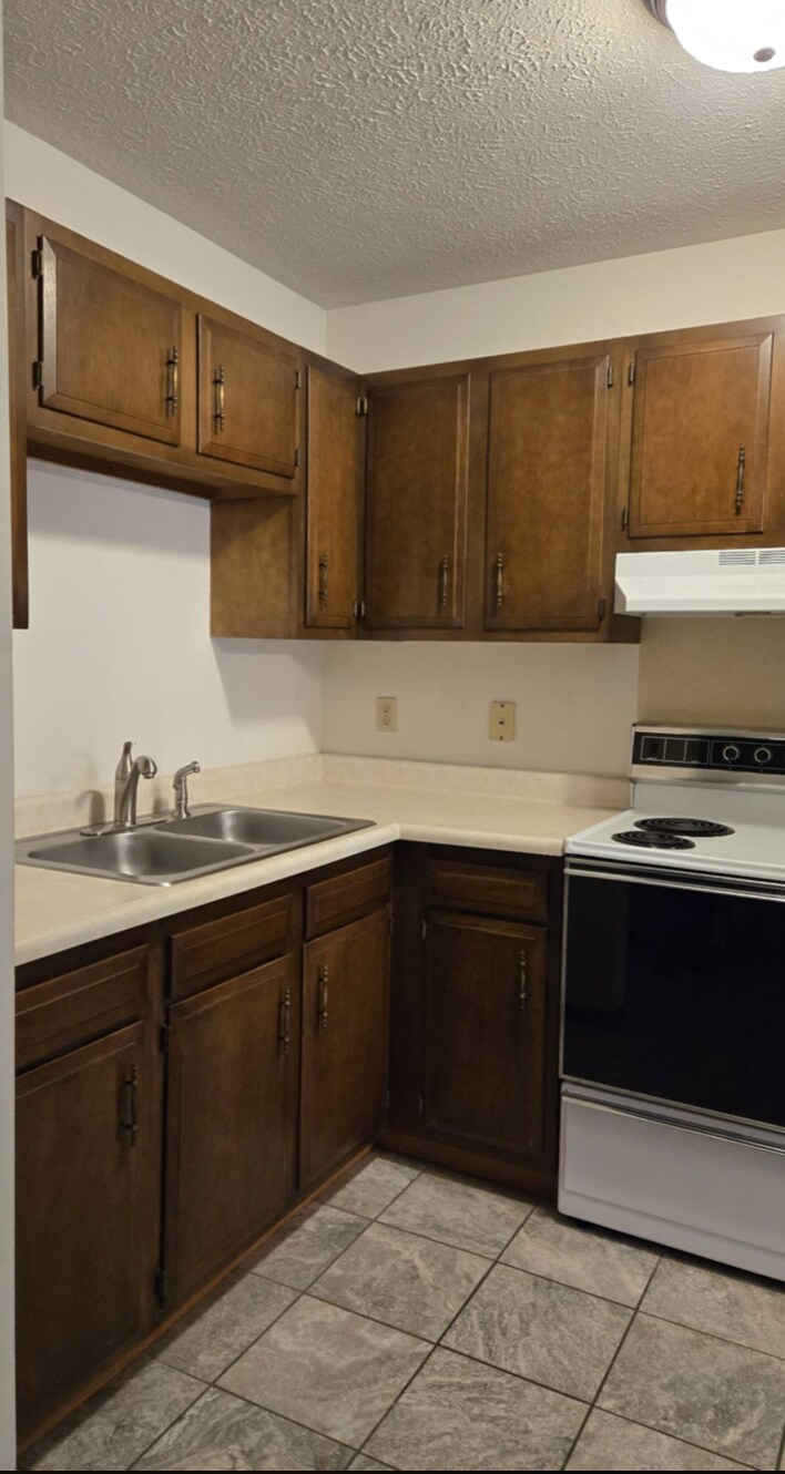 Building Photo - 1334 Spring Village Dr