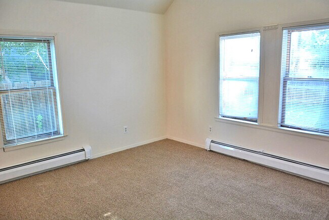Building Photo - Detached Rental Property