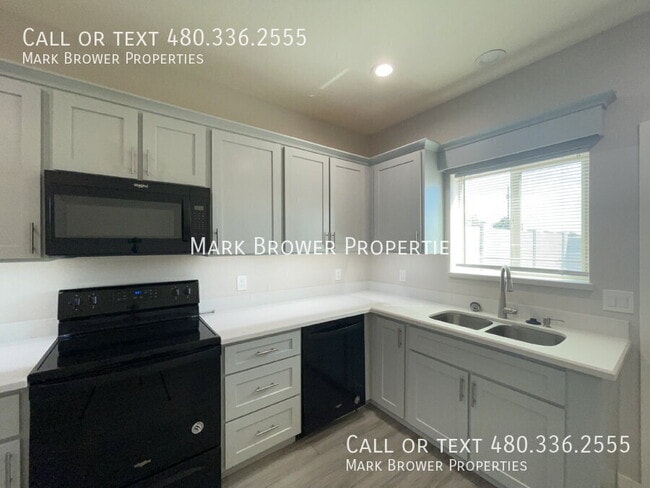 Building Photo - 1561 E Mahoney Ave