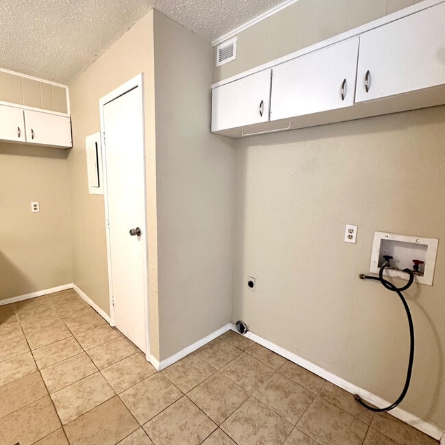 Building Photo - 9107 Boston Ave