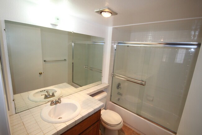 Building Photo - 3 Bedroom/2.5 Bath Townhouse in Heart of UTC