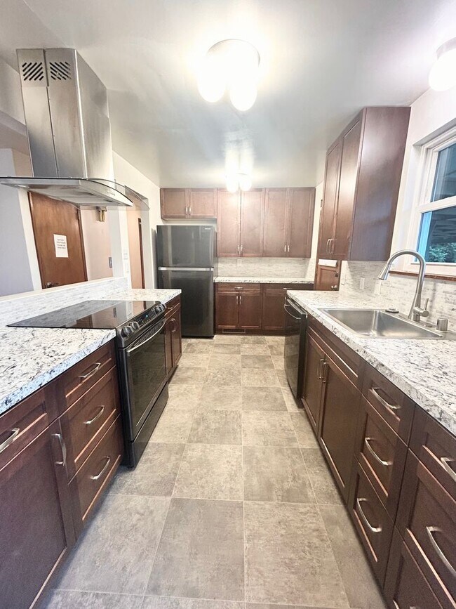 Building Photo - Beautiful Garden Entrance 4 bedroom home in Seattle, minutes away from major highways.