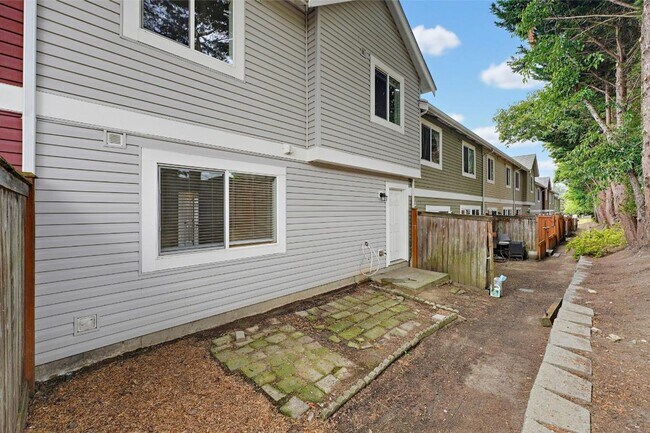 Building Photo - Spacious Puyallup Townhouse | 3-Bed Home with Main-Floor Primary Suite & Stainless Steel Appliances!