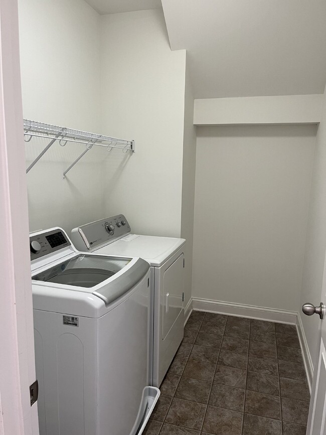 Building Photo - "Charming 4-Bed Gem with Guest Suite & Mod...