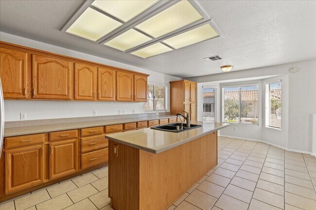 Building Photo - Large 2 Bedroom, 2 bath, unique Sun Room i...