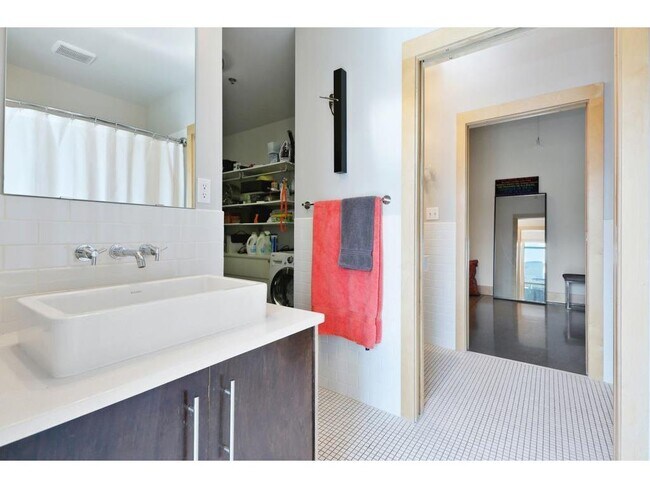 Building Photo - 345 6th Ave N