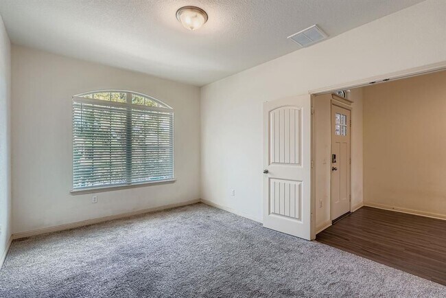 Building Photo - 16605 Aventura Ave