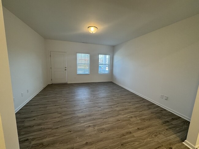 Building Photo - Two bedroom 2 1/2 bath townhome covered fr...