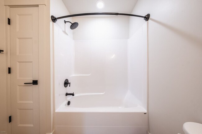 Building Photo - 2 bed 1 bath FIRST MONTH RENT FREE New Apa...
