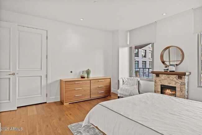 Building Photo - 2402 E Esplanade Ln