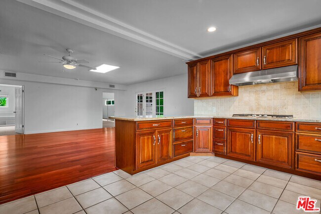 Building Photo - 2925 Dona Susana Dr