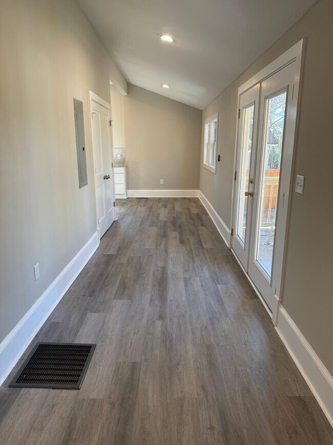 Building Photo - 4 Bedroom Fully Remodeled House Located in Five Points!