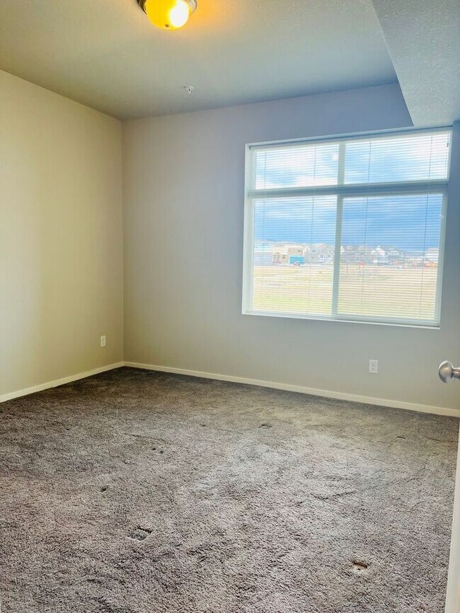Building Photo - 2 bedroom, 1 bath condo located in Northwest Loveland, CO