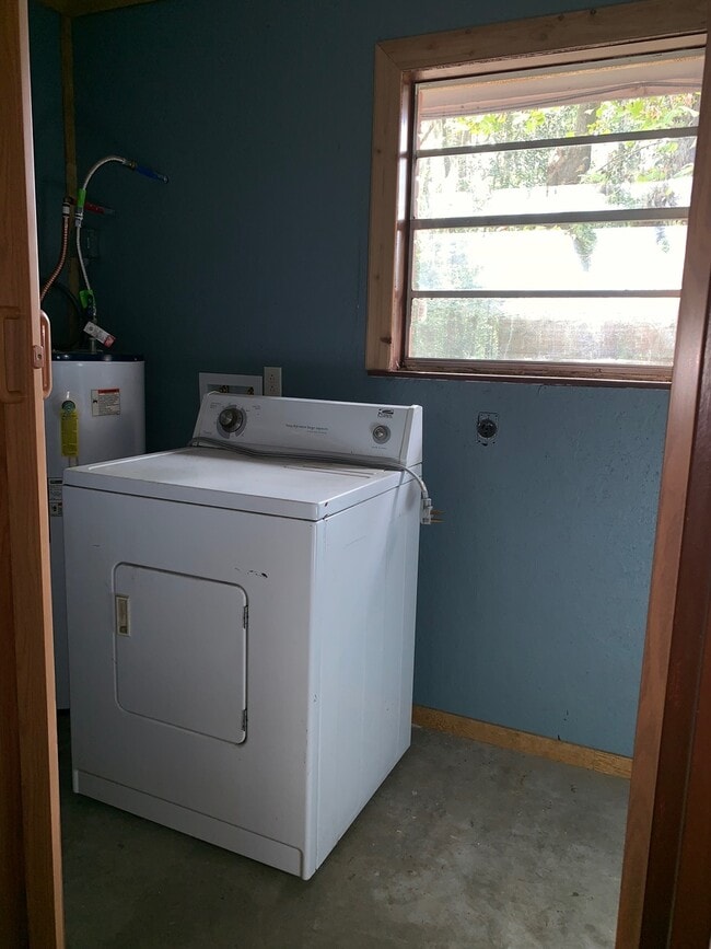 Building Photo - 3 Bed 1.5 Bath Pet Friendly Home