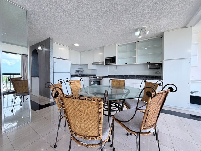 Building Photo - Kahala Towers 3BD/2BA Condo with 1 Parking – Available Now