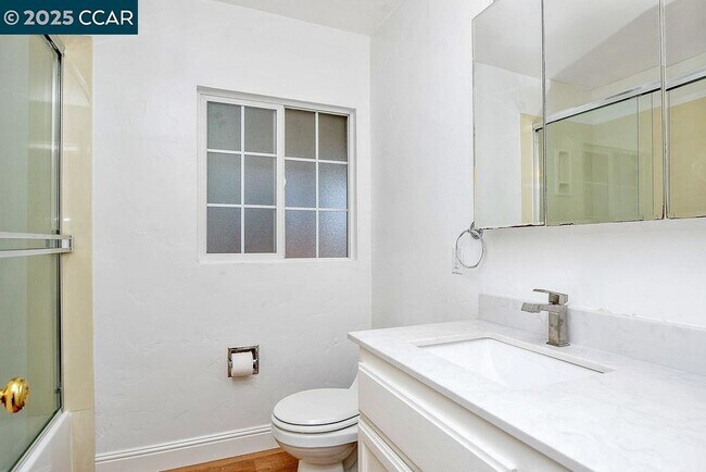 Building Photo - 1830 Pine St