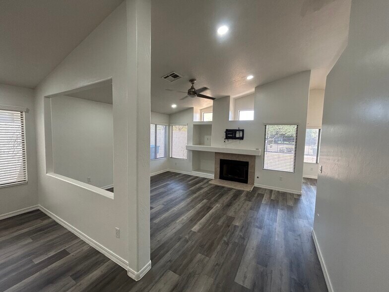 Building Photo - 1121 E Monona Dr
