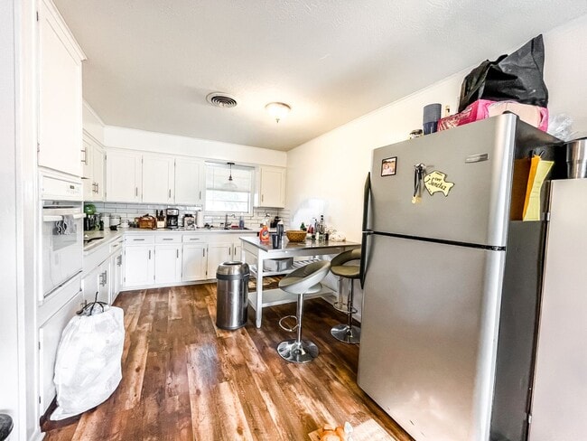Building Photo - Adorable 4 Bed, 2 Bath Home for August 202...