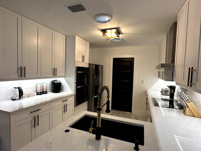 Building Photo - 135 Tahiti Cir