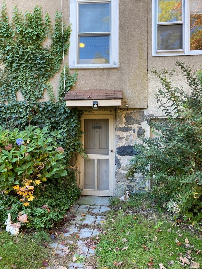 Building Photo - 8 Paterson Hill Rd