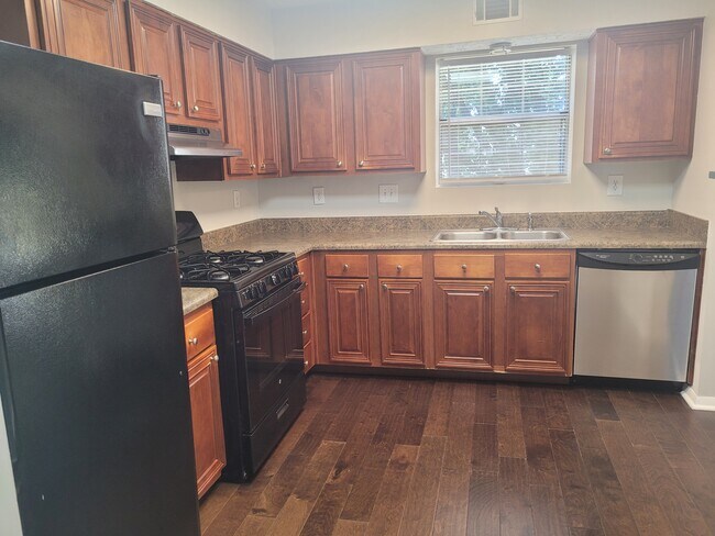 Kitchen - 401 Wedgewood Way