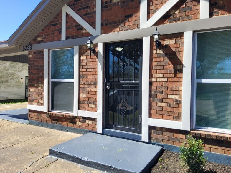 Building Photo - 5233 Breckenwood Dr