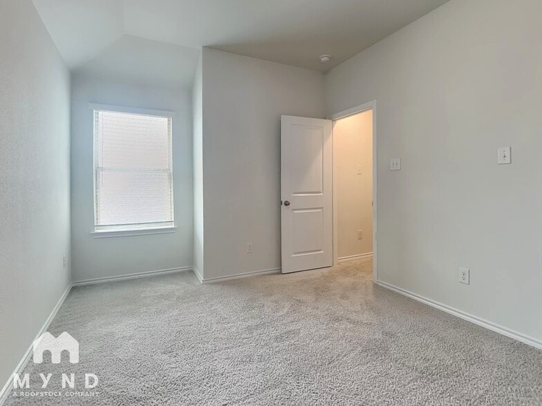 Building Photo - 426 Milverton Dr
