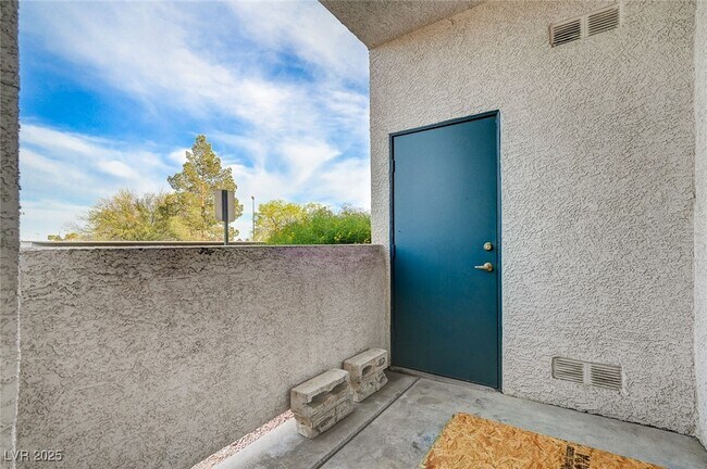 Building Photo - 2113 Echo Bay St