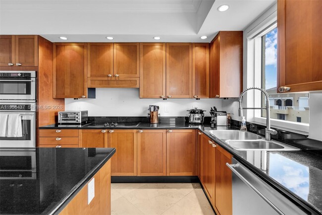 Building Photo - 785 Crandon Blvd