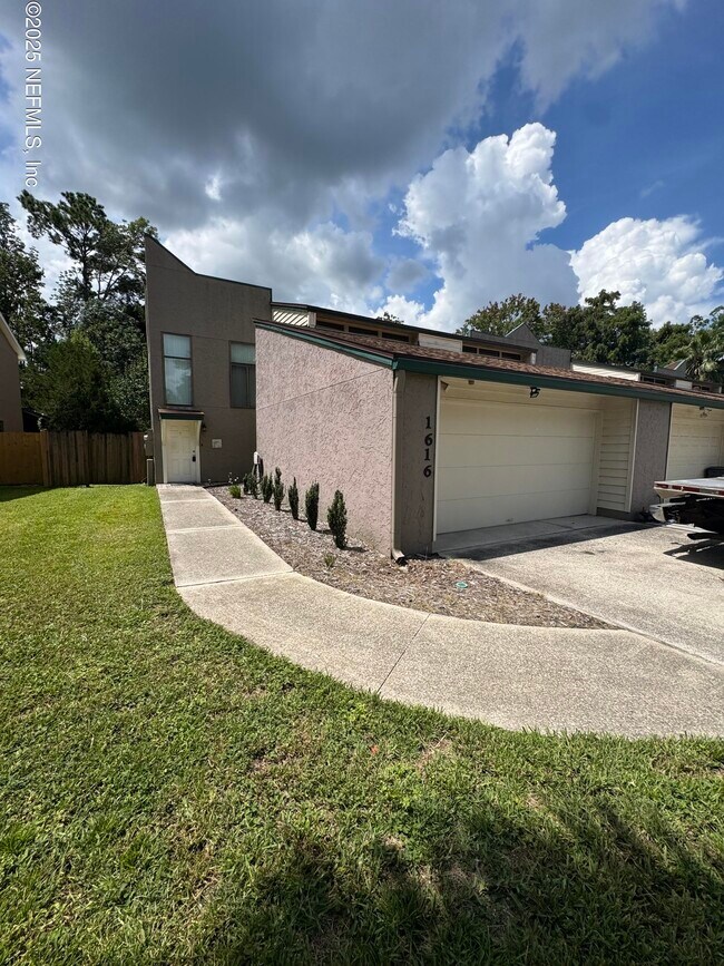 Primary Photo - 1616 Mardis Pl W