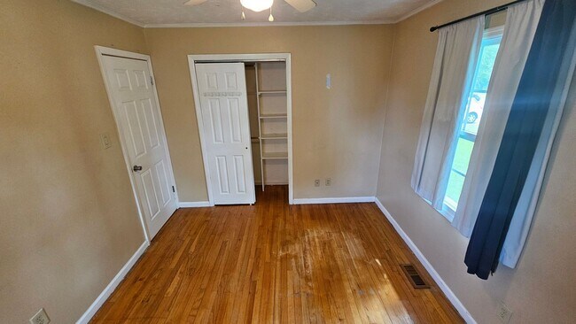Building Photo - 109 Valley Ct