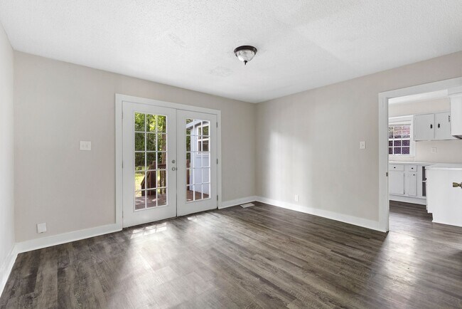 Building Photo - Spacious beautiful 4-bedroom 1 bath home