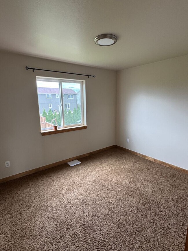 Building Photo - Warm & Inviting 4-Bed, 2-Bath Home with Fe...