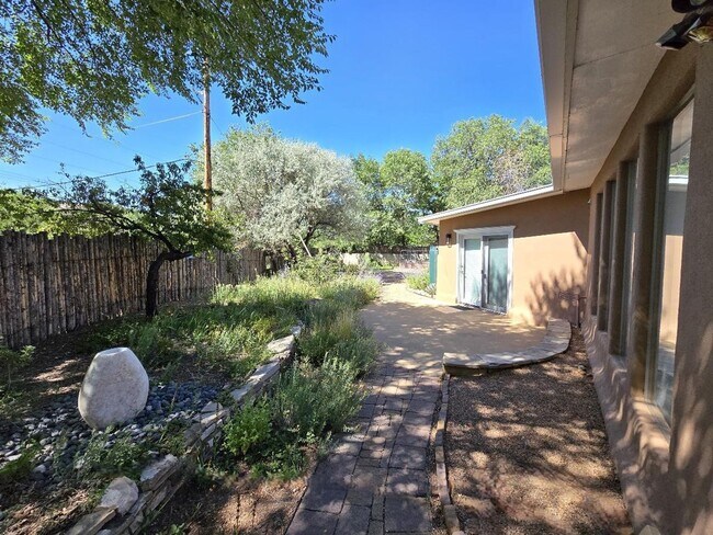 Building Photo - 133 Valley Dr