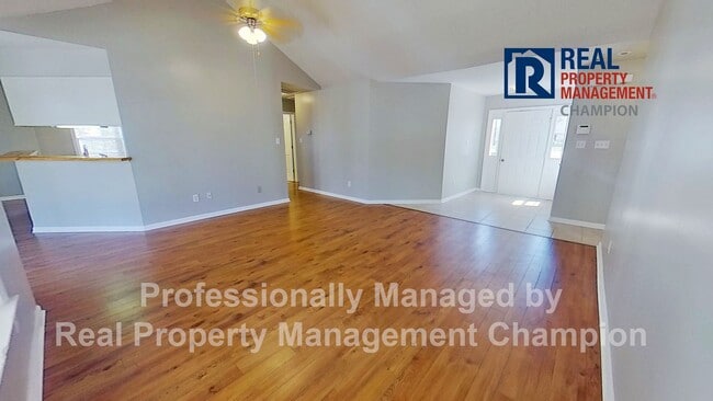 Building Photo - Charming home with open floor plan, vaulted ceilings and spacious backyard