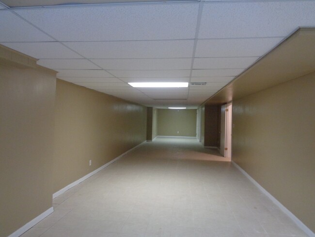 Building Photo - 5 Bedroom, 3 bath home.
