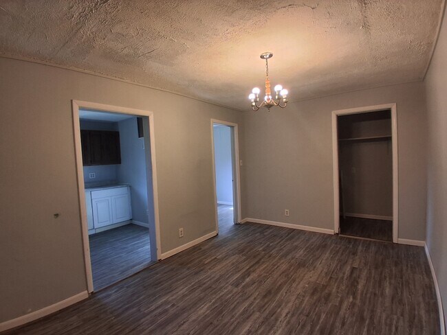 Building Photo - 904 Collett-