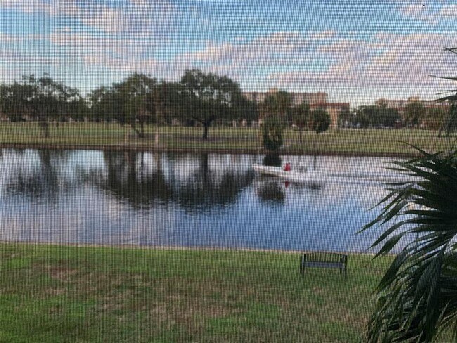 Building Photo - 3740 Inverrary Dr