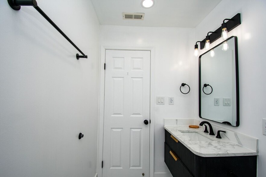 Building Photo - 1099 Bradford Dr