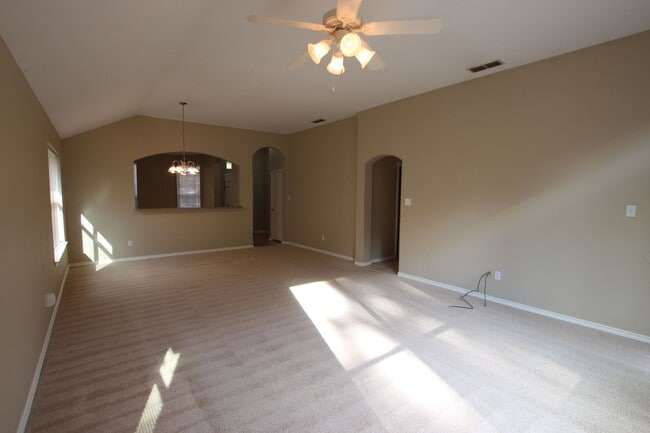 Building Photo - Available! Beautiful 3 bedroom 2 bathroom ...