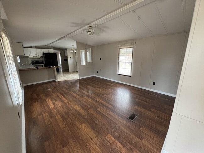 Building Photo - 2 Bedroom Mobile Home-516 Greenwood Dr.