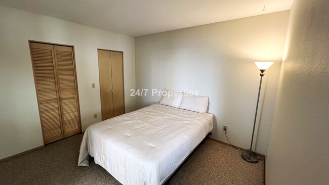 Building Photo - Hilltop 1BD I 1BA Condo + FREE month of re...