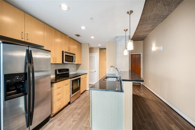 Building Photo - 5925 Almeda Rd