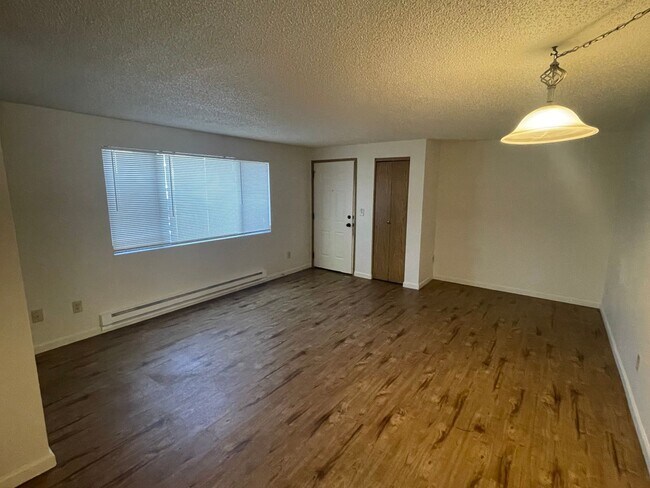 Building Photo - ***PENDING APPLICATION***Great 3 Bedroom 1.75 Bathroom Condo! Washer/Dryer Hook Ups! W/S/G Paid!