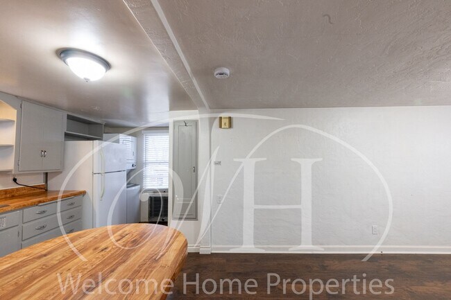 Building Photo - 310 SE 6th St