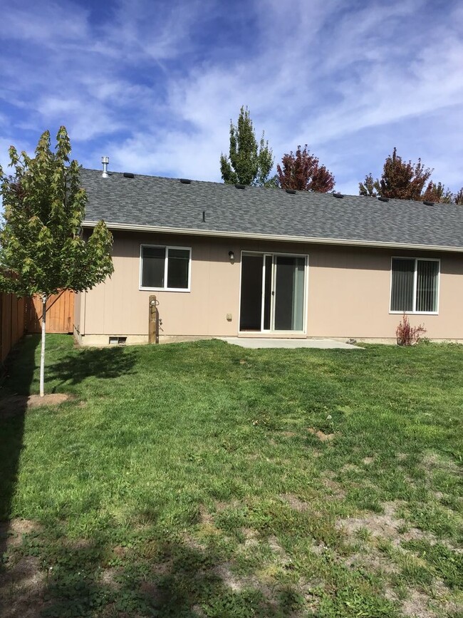 Building Photo - 3 Bedroom House with Large Fenced Yard in ...