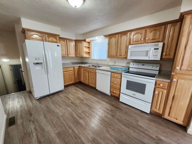 Building Photo - MOVE-IN SPECIAL: Spacious 4 Bedroom Home in N. Richland